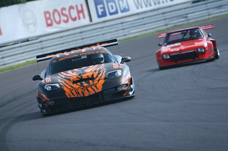 Hans-Henrik Pedersen i Corvette C5R er en seriøs udfordrer til Claus Christensen.